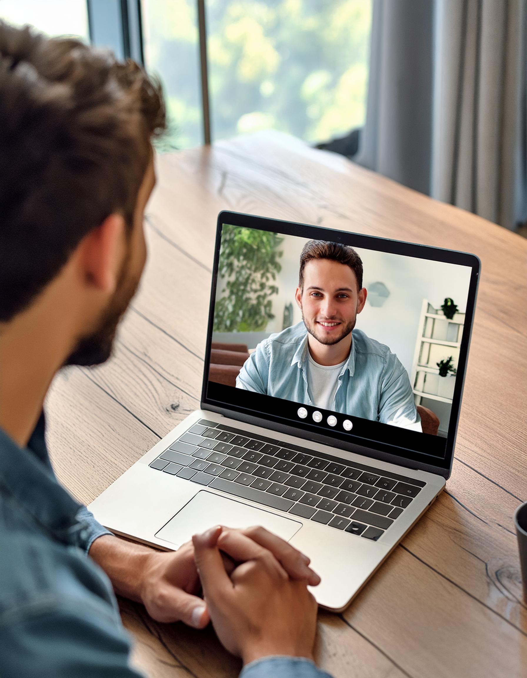 Sesja terapii online – rozmowa z psychoterapeutą przez laptop w domowym otoczeniu