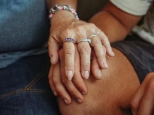 Psychoterapia online – relacja, wsparcie i bezpieczna obecność Gest wsparcia i bliskości symbolizujący relację terapeutyczną, pracę z wnętrzem i podświadomością w psychoterapii online