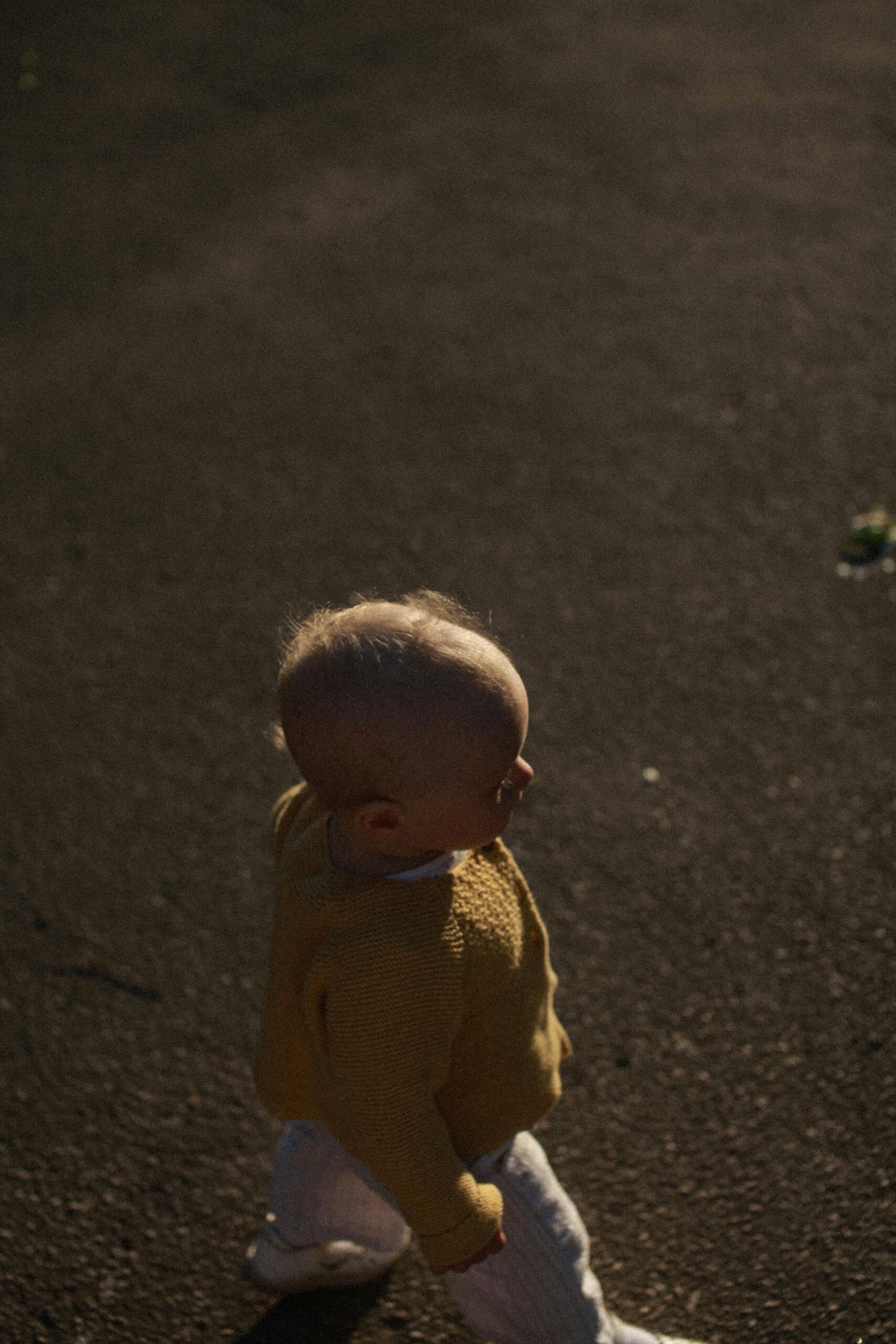Małe dziecko stawiające pierwszy krok, symbolizujące początki, wrażliwość i pracę z wewnętrznym dzieckiem w psychoterapii